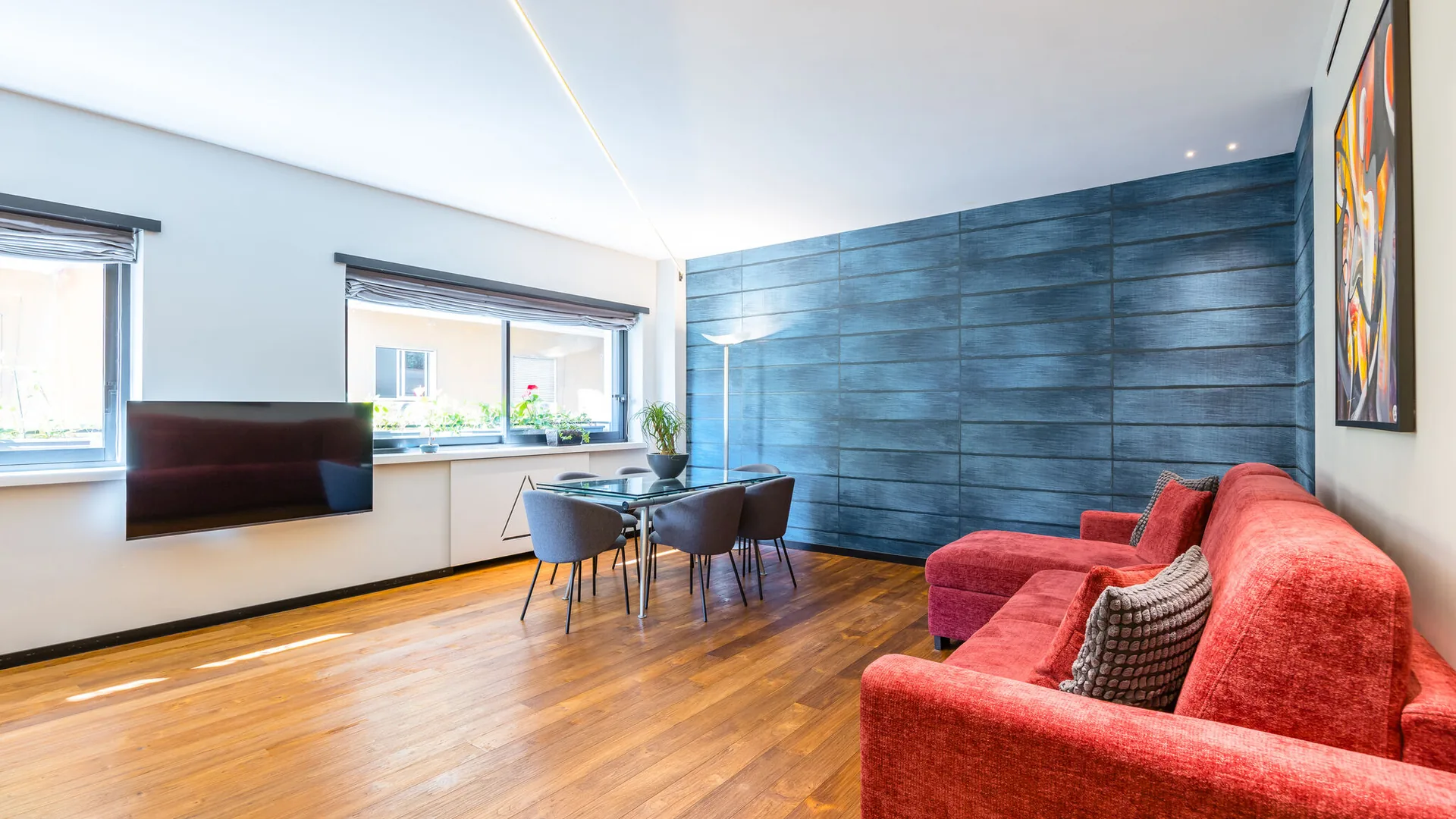Soggiorno Santopaolo 1 con zona pranzo, divano e parquet, appartamento 90 mq a Chiaia Napoli