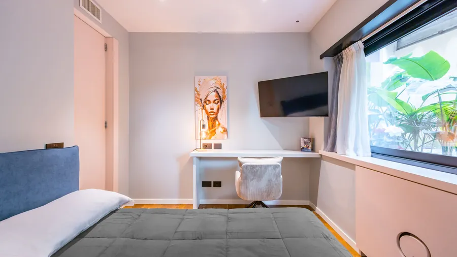 Seconda camera Santopaolo 1 con letto matrimoniale, scrivania, smart TV e affaccio sul verde
