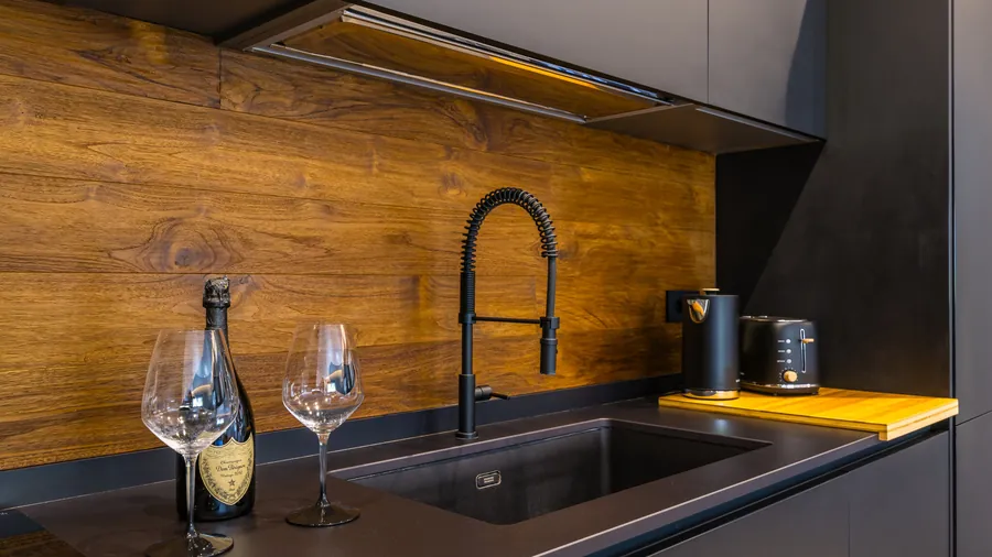 Cucina Santopaolo 3, dettaglio del lavabo con schienale in legno di noce e piano a induzione