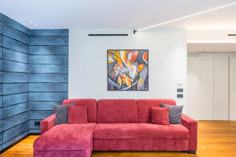 Il divano rosso e il quadro del salone di Santopaolo 1, vista frontale