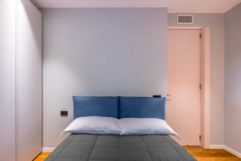 Letto con testata blu nella seconda camera di Santopaolo 1