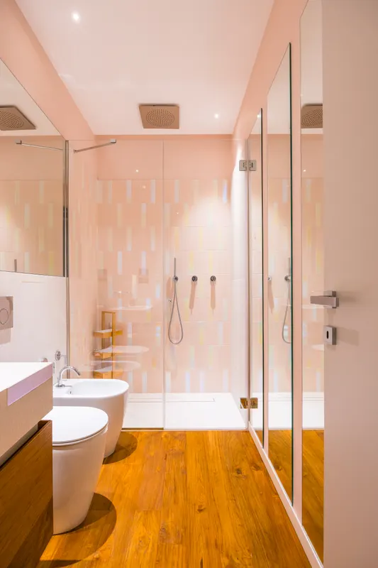 Doccia in vetro con rubinetteria e piastrelle rosa, secondo bagno di Santopaolo 1