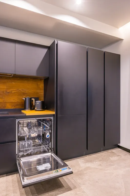 Lavastoviglie aperta e mobili della cucina di Santopaolo 3