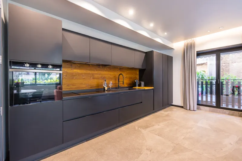 Cucina lineare di Santopaolo 3 con la porta sul balcone