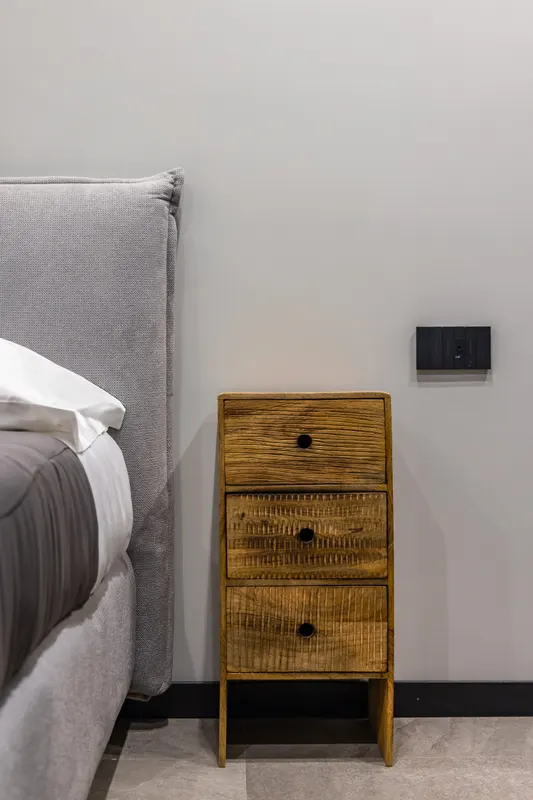 Cassettiera in legno accanto al letto, Santopaolo 4
