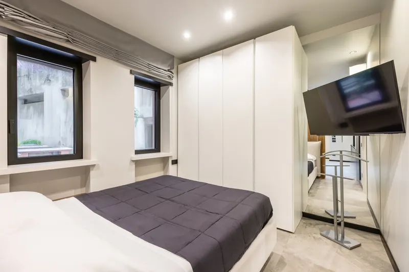 Letto, armadio bianco e finestra, zona notte di Santopaolo 5