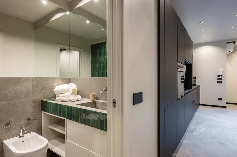 Bagno di Santopaolo 5 con piastrelle verdi, lavabo e specchio
